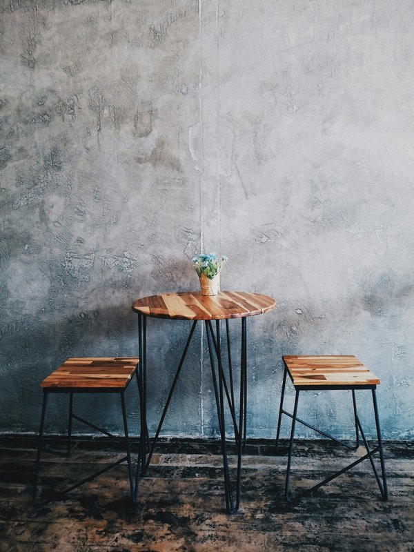 La table en céramique 4 pieds : élégance et praticité réunies